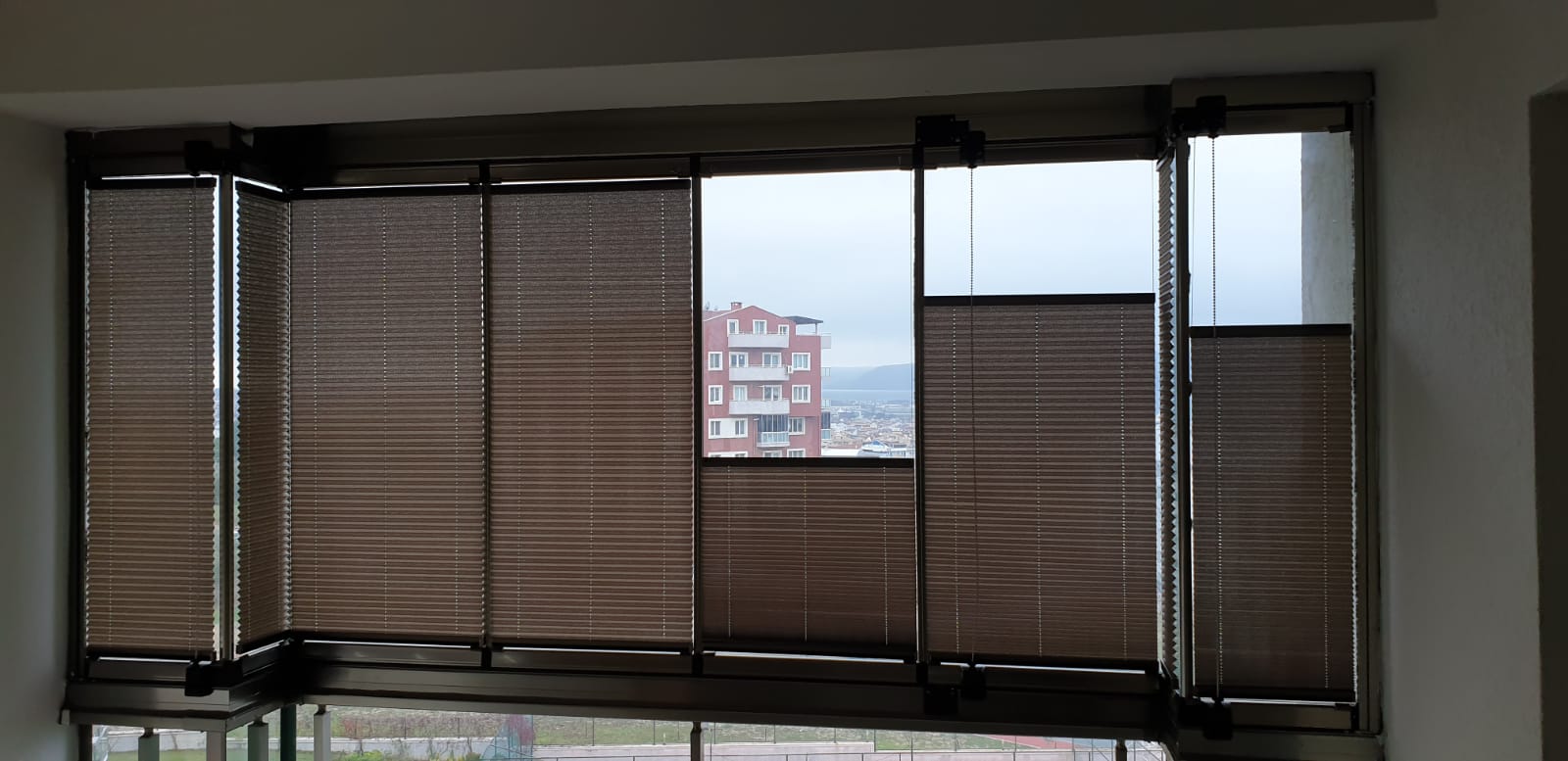 KAHVERENGİ PLİSE PERDE 15MM BENZERSİZ YAPISI ÇEŞİTLİ GÜN IŞIĞI KONTROLÜ SEÇENEĞİ ESTETİK İstanbul05